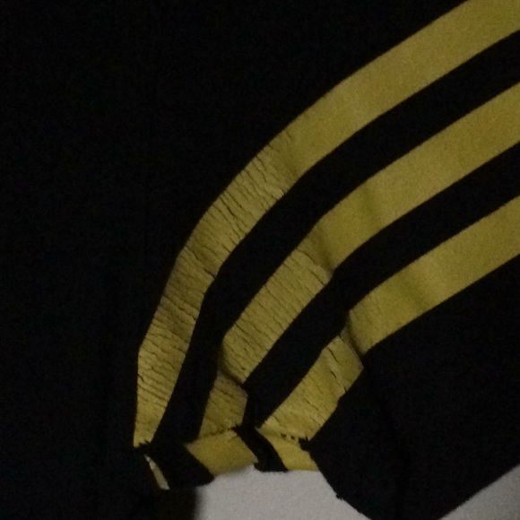 HOT TOPIC Batman Logo Graphic Tee - Picture 3 of 4